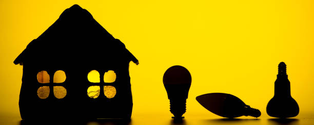 silhouette led lampes dans le contexte de la silhouette de l’agencement de la maison sur un fond jaune. - piggy bank savings investment glasses photos et images de collection