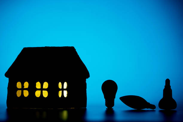 silhouette led lampes dans le contexte de la silhouette de l’agencement de la maison sur un fond bleu. - piggy bank savings investment glasses photos et images de collection