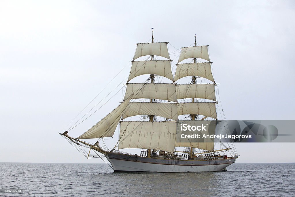 Tallship Tre corona sul mare - Foto stock royalty-free di Vela