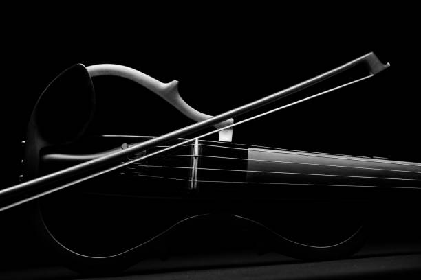 violino elettronico da vicino su sfondo nero - classical music red violin bow foto e immagini stock