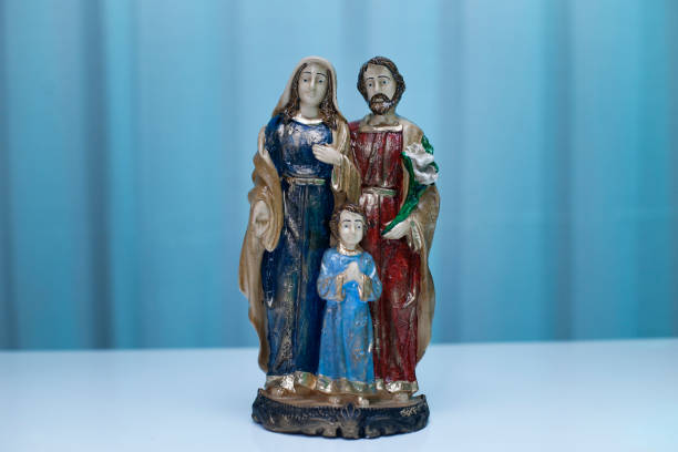 statua dell'immagine della sacra famiglia - santissima trinità - maria di nazareth foto e immagini stock