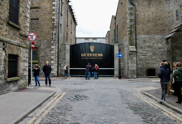 гиннесс - дублин, ирландия - guinness стоковые фото и изображения