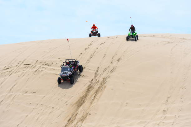 atv s’exécute dans les dunes, oregon-usa - off road vehicle quadbike mud dirt road photos et images de collection
