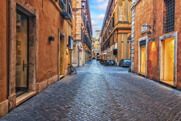 wąska ulica rzymu w centrum włoch, bez ludzi - narrow alley zdjęcia i obrazy z banku zdjęć