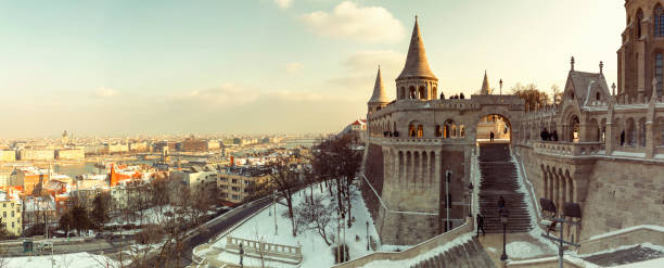 布達佩斯冬季全景城市景觀與漁人大教堂和聖斯蒂芬大教堂在白天 - 漁夫稜堡 個照片及圖片檔