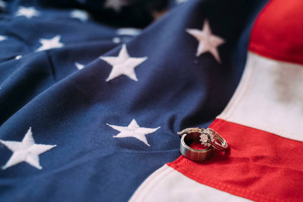 pierścionki zaręczynowe nad amerykańską flagą - patriotism usa flag jewelry zdjęcia i obrazy z banku zdjęć