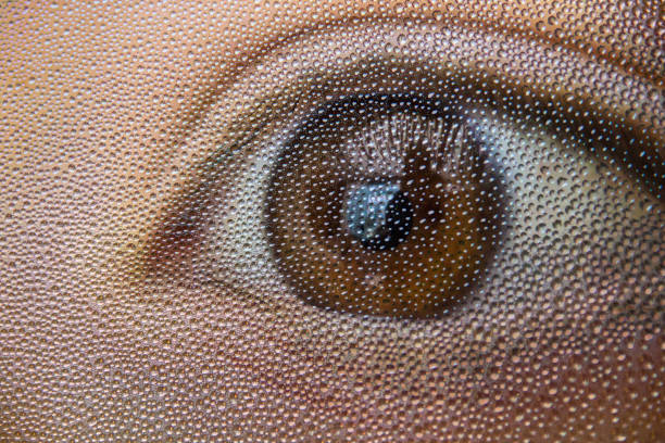 a picture of water droplets on top of an eye