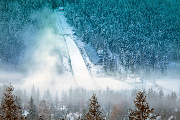 saut à ski à zakopane - poland mountain tatra mountains giewont photos et images de collection
