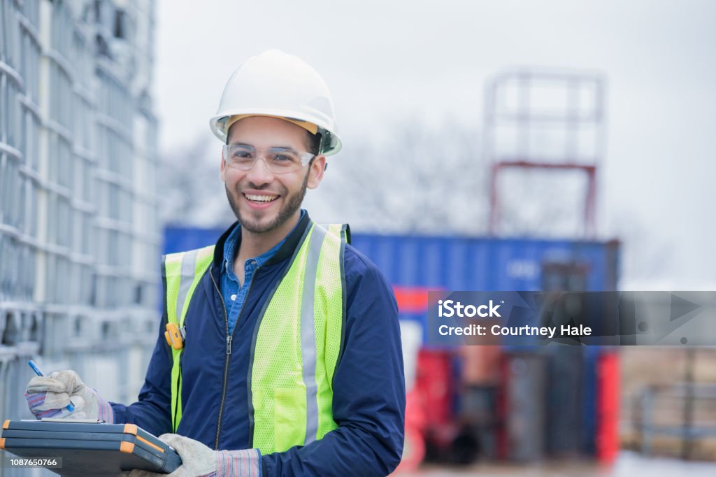 Junge Hispanic Mann ist Chemieingenieur arbeiten im Freien bei Öl und Gas Pipeline-Baustelle. - Lizenzfrei Erdgas Stock-Foto