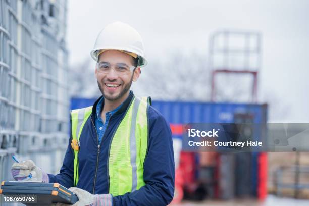 Junge Hispanic Mann Ist Chemieingenieur Arbeiten Im Freien Bei Öl Und Gas Pipelinebaustelle Stockfoto und mehr Bilder von Erdgas