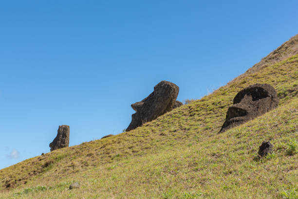 rano raraku 山 - polynesian artefacts ストックフォトと画像