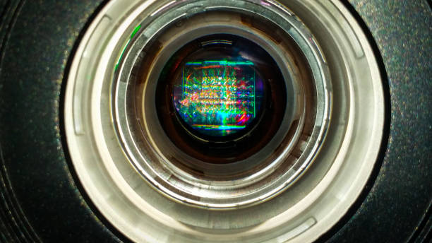 regardant à travers une lentille - microscope view photos et images de collection