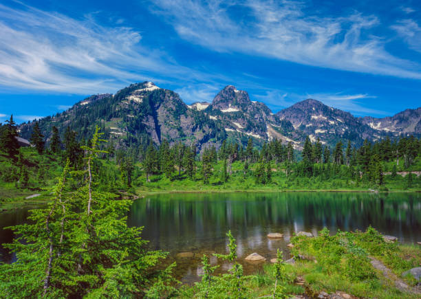 spring time snow mt baker-snoqualmie national forest,wa - woods reflection famous place standing water imagens e fotografias de stock