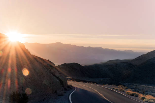 高速道路日の出がデスバレー国立公園へ行く - death valley national park california desert valley ストックフォトと画像