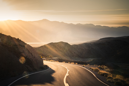 Carretera al amanecer, en el Parque Nacional Valle de la muerte photo
