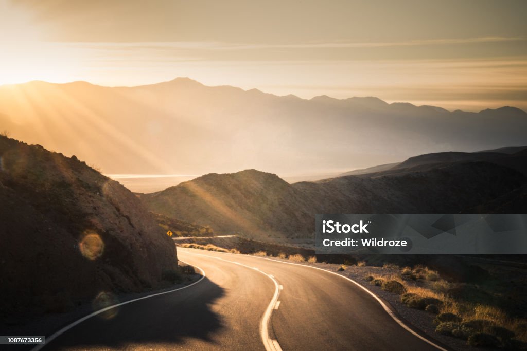 Шоссе на рассвете, вдаваясь в Национальный парк Долина Смерти - Стоковые фото Дорога роялти-фри