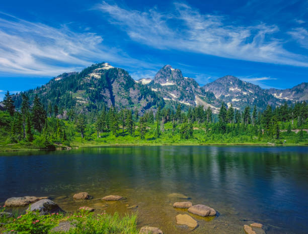 printemps de neige temps mt baker-snoqualmie national forest, wa - lac picture lake photos et images de collection