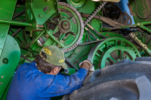 mantenimiento de una cosechadora en moree, australia. - john deer fotografías e imágenes de stock