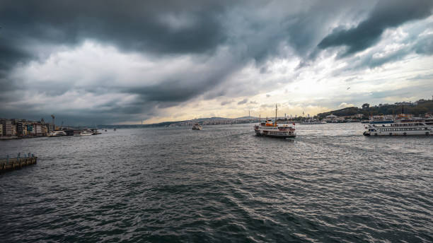 istanbul'da tekne turu - galata kulesi fotoğraflar stok fotoğraflar ve resimler