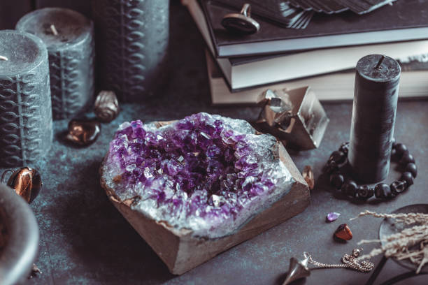 drusa amatista sobre el altar de la bruja para un ritual mágico entre cristales y velas negras. - druze fotografías e imágenes de stock