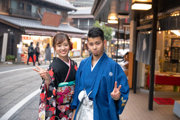 retrato de los jóvenes para la ceremonia de mayoría de edad - japanese ethnicity seijin no hi people outdoors fotografías e imágenes de stock