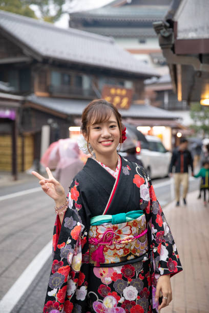 retrato de mujer joven vestida con kimono furisode para ceremonia del coming-of-age - japanese ethnicity seijin no hi people outdoors fotografías e imágenes de stock