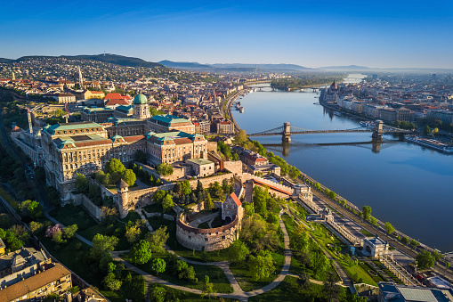 Budapest, Hungría-hermosa vista del horizonte aéreo de Budapest al amanecer con el puente de la cadena de Szechenyi sobre el río Danubio, la iglesia de Matías y el Parlamento photo