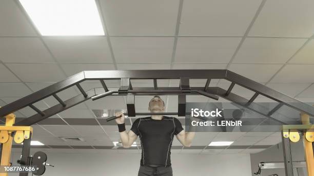 Starker Mann Tun Pull Ups In Einem Fitnessstudio Stockfoto und mehr Bilder von Dominanz - Dominanz, Fitnesstraining, Trainingsraum - Freizeiteinrichtung