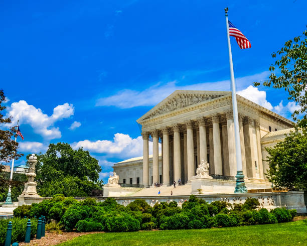 sąd najwyższy stanów zjednoczonych z posągami i kolumnami w waszyngtonie - law legal system column sky zdjęcia i obrazy z banku zdjęć