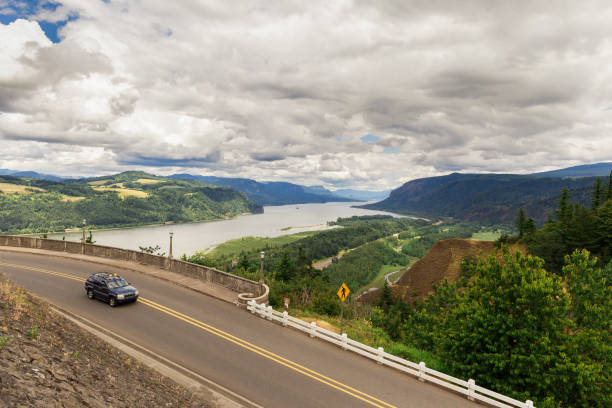 dan a la vista de la garganta del río columbia - columbia oregon fotografías e imágenes de stock