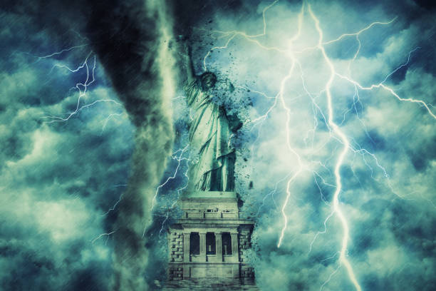 statua della libertà durante la tempesta pesante, pioggia e illuminazione a new york, immagine creativa - allegory painting flash foto e immagini stock