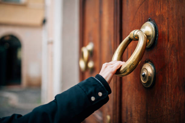 istock Woman knocking the door 1087798956