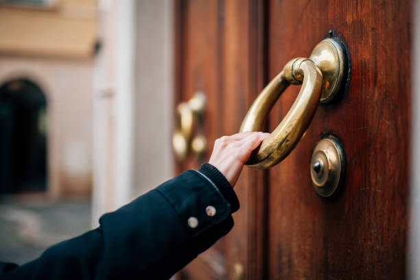istock Woman knocking the door 1087798974