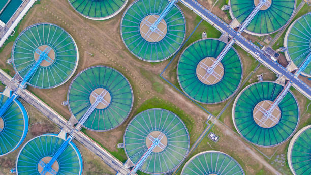 vista aérea superior planta potabilizadora, tanque de sedimentación de sólidos clarificador contacto de recirculación vista aérea superior. - storage tank fotos fotografías e imágenes de stock