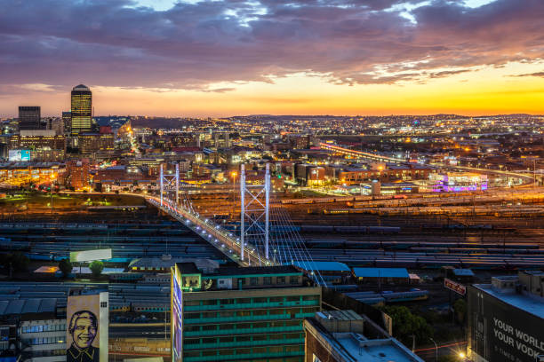 ネルソン ・ マンデラ橋とヨハネスブルグ都市景観 - nelson mandela bridge cityscape bridge south africa ストックフォトと画像