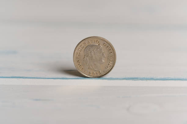 retour à côté d’une pièce de 20 centimes suisses chf debout sur une table - swiss currency coin swiss francs swiss coin photos et images de collection