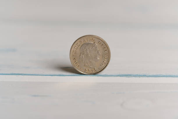 테이블에 서 20 chf 스위스 rappen 동전의 뒷면 - swiss currency swiss coin swiss francs franc sign 뉴스 사진 이미지