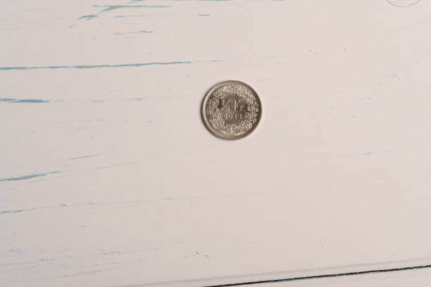 나무 테이블에 누워 50 상 팀 스위스 동전 - swiss currency swiss coin swiss francs franc sign 뉴스 사진 이미지