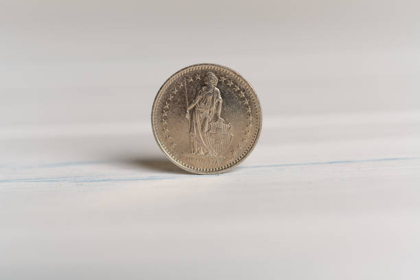 l’arrière d’une 1 chf suisse franc pièce debout sur une table - swiss currency coin swiss francs swiss coin photos et images de collection