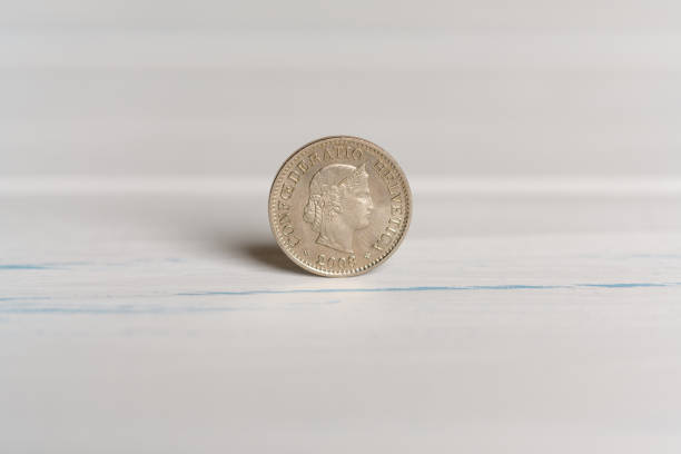arrière de 10 centimes suisses chf pièce debout sur une table - swiss currency swiss coin switzerland coin photos et images de collection