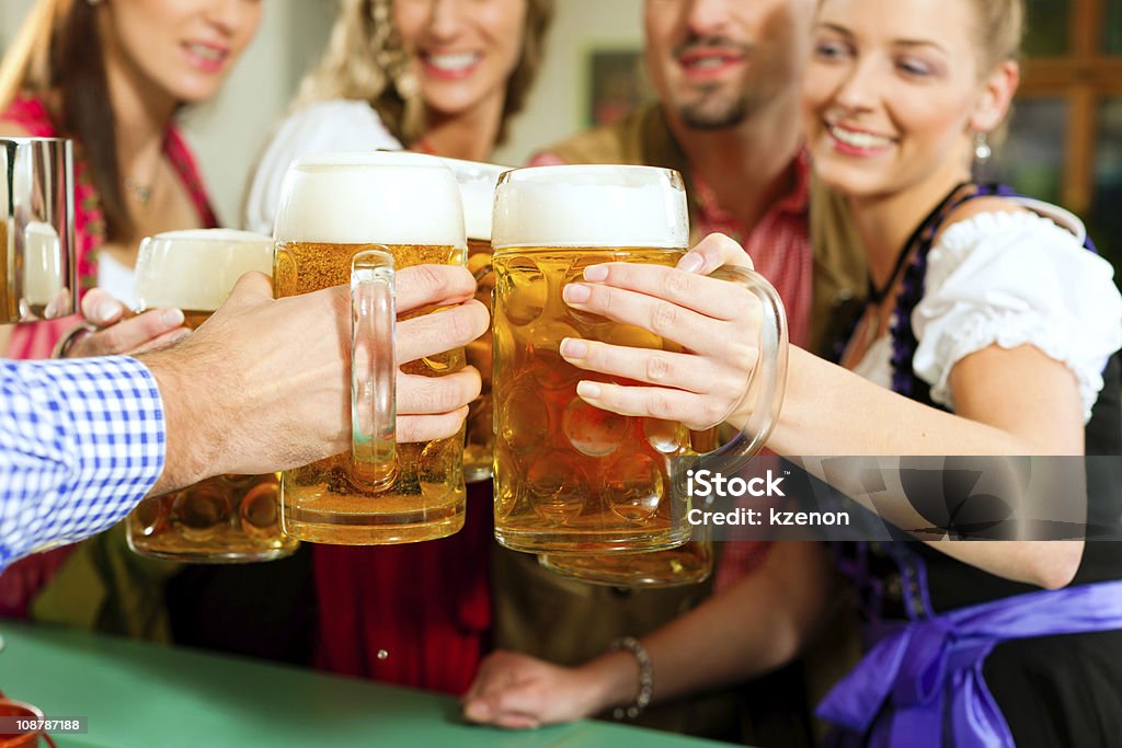 Menschen trinken Bier im pub bayerischen - Lizenzfrei Alkoholisches Getränk Stock-Foto
