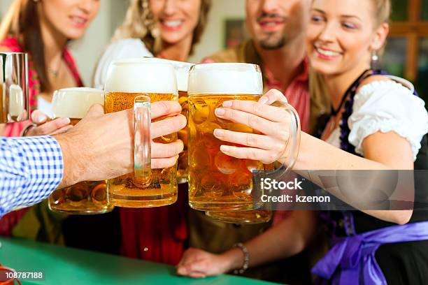 Gente Bebiendo Cerveza En El Bar De Baviera Foto de stock y más banco de imágenes de Adulto - Adulto, Alemania, Amistad