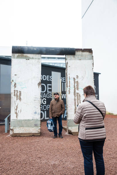 touristes cherchant à un morceau du mur à l’entrée du musée de la guerre froide blackbox - black box photos et images de collection