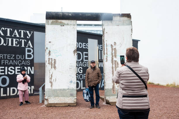 touristes cherchant à un morceau du mur à l’entrée du musée de la guerre froide blackbox - black box photos et images de collection