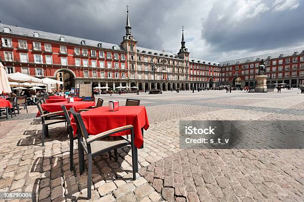 Kawiarnia Tabel Z Czerwonego Tableclothes W Plaza Mayor Madryt - zdjęcia stockowe i więcej obrazów Plaza Mayor - Madryt