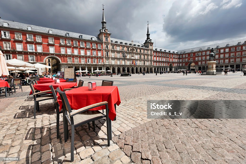 Café tabelas com vermelho tableclothes em Plaza Mayor. Madrid. - Royalty-free Praça Mayor - Madrid Foto de stock