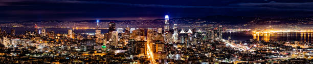 vista panorámica nocturna del distrito financiero, san francisco, california - san francisco county skyline panoramic night fotografías e imágenes de stock