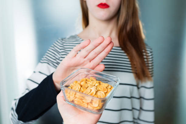 erdnuss-allergie konzept - nahrungsmittel-unverträglichkeit - peanut food snack healthy eating stock-fotos und bilder