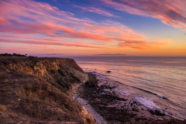 Colorful Sunset at Golden Cove Colorful coastal view of tall cliffs and ocean waves crashing into the shore below at sunset, Golden Cove, Rancho Palos Verdes, California rancho palos verdes stock pictures, royalty-free photos & images