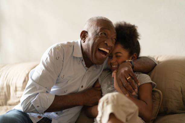 abuelo jugando con su nieta en casa - abuelos fotos fotografías e imágenes de stock